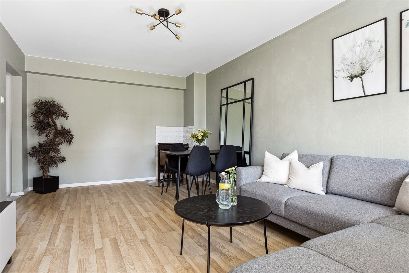 Det er god plass til både sofa- og spisegruppe, samt ønsket medie- og oppbevaringsmøblement. Det er ingen gjenboere til oppholdsrommet. Galleribilde