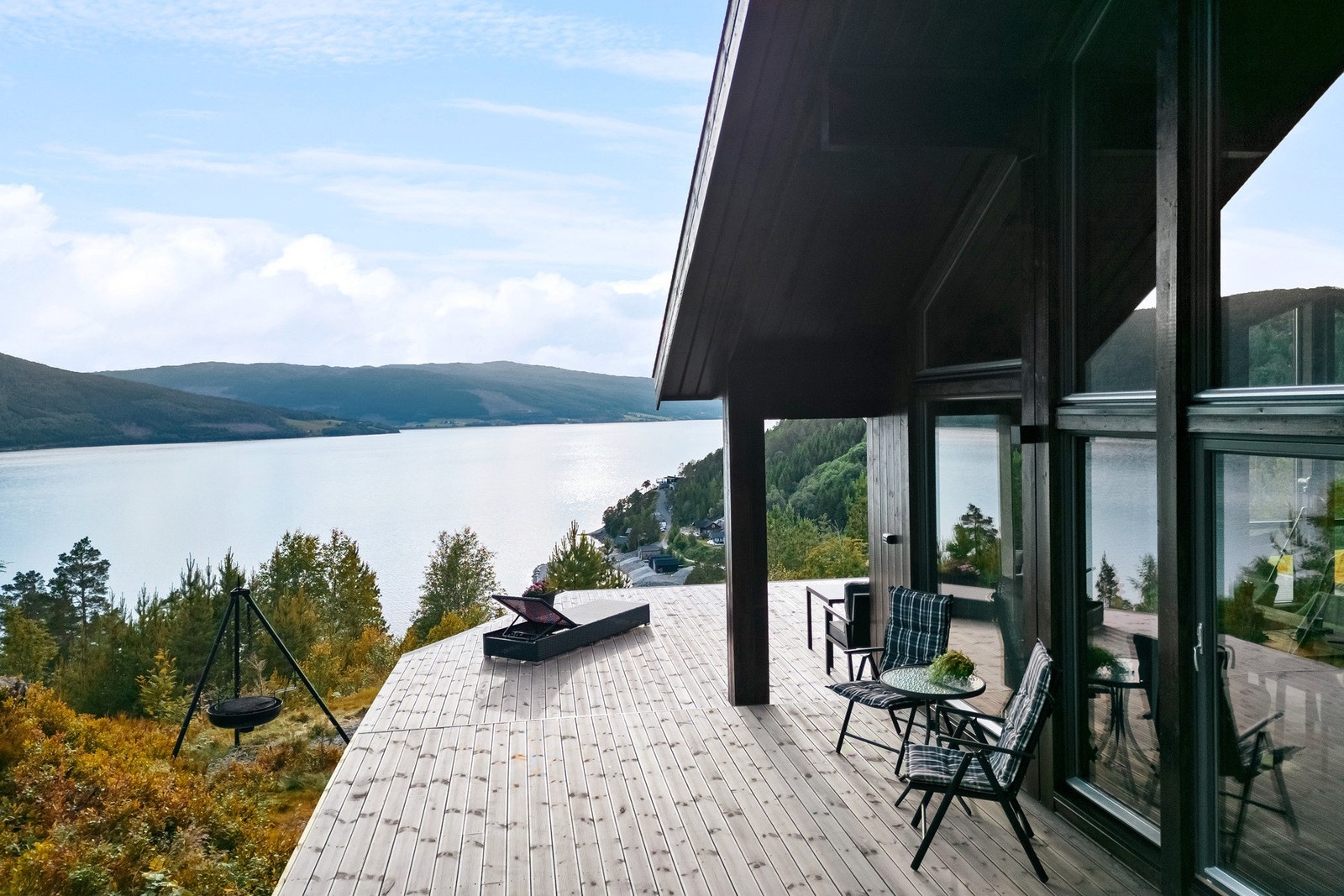 Utgang fra stue til romslig terrasse Galleribilde