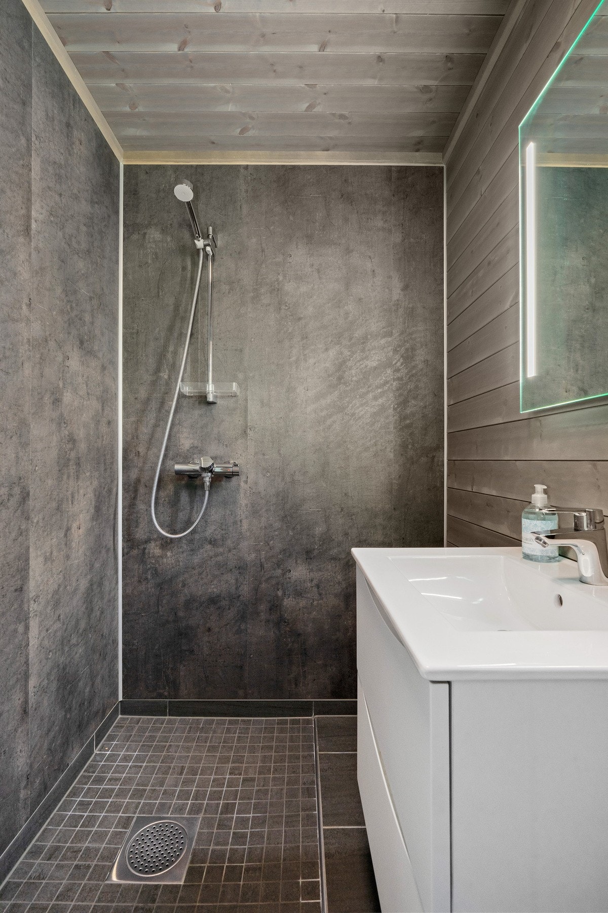 Bad. Vegg som vistes som panel på bildet er i dag byttet til våtromsplater. Galleribilde