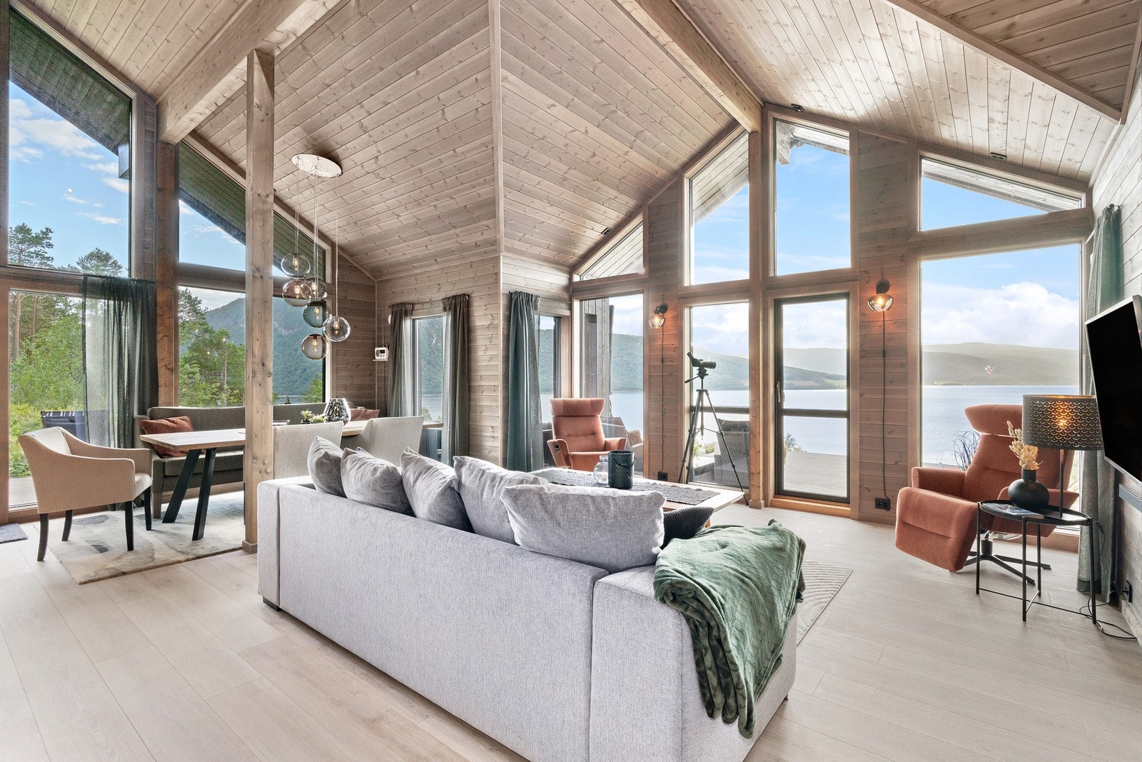 Stue med store vindusflater og fantastisk utsikt Galleribilde