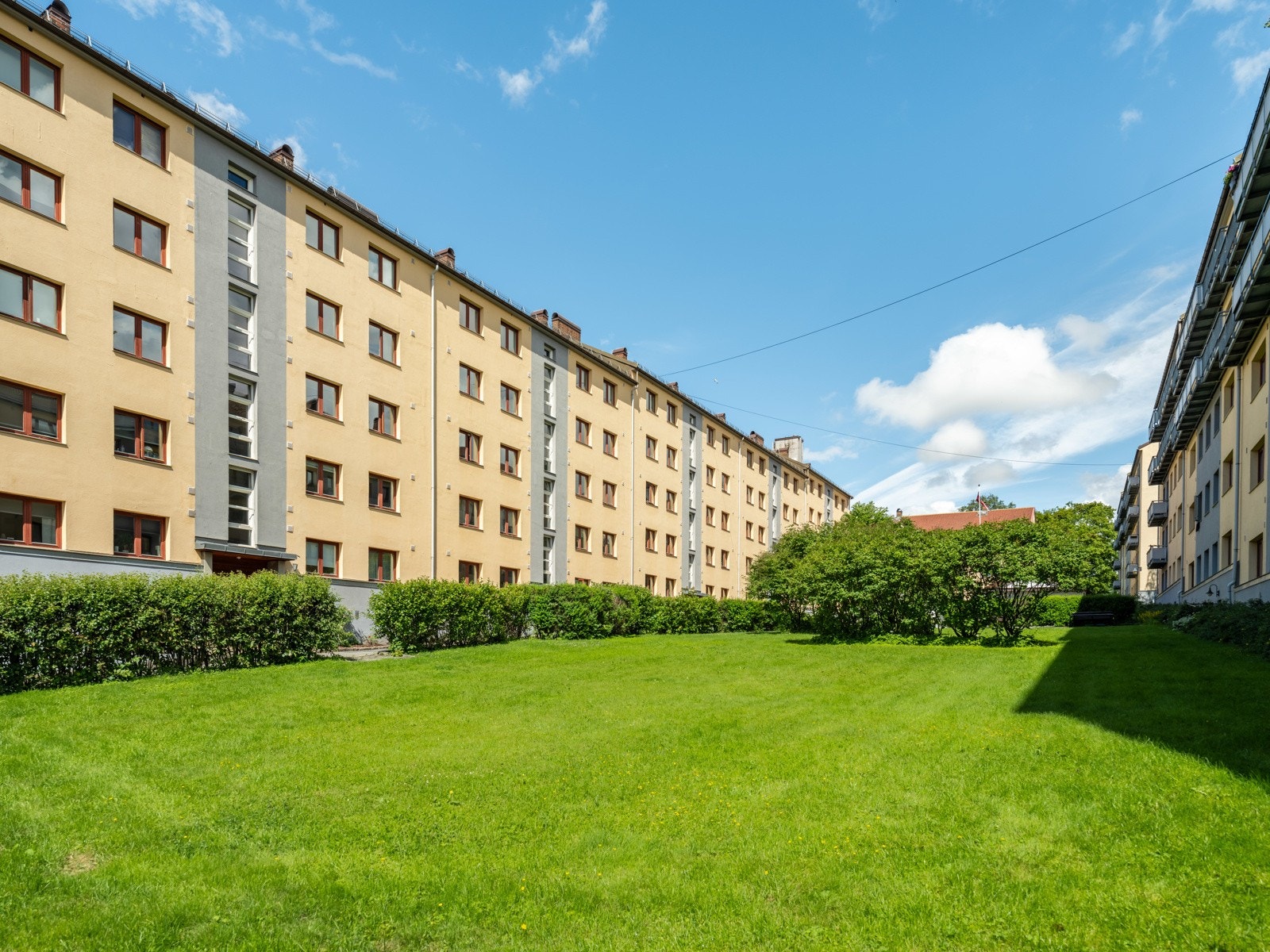 Borettslaget består av 231 andeler. Vaktmester Harald er ansatt i 50%-stilling, og bidrar til å holde fellesarealene vedlike. Galleribilde