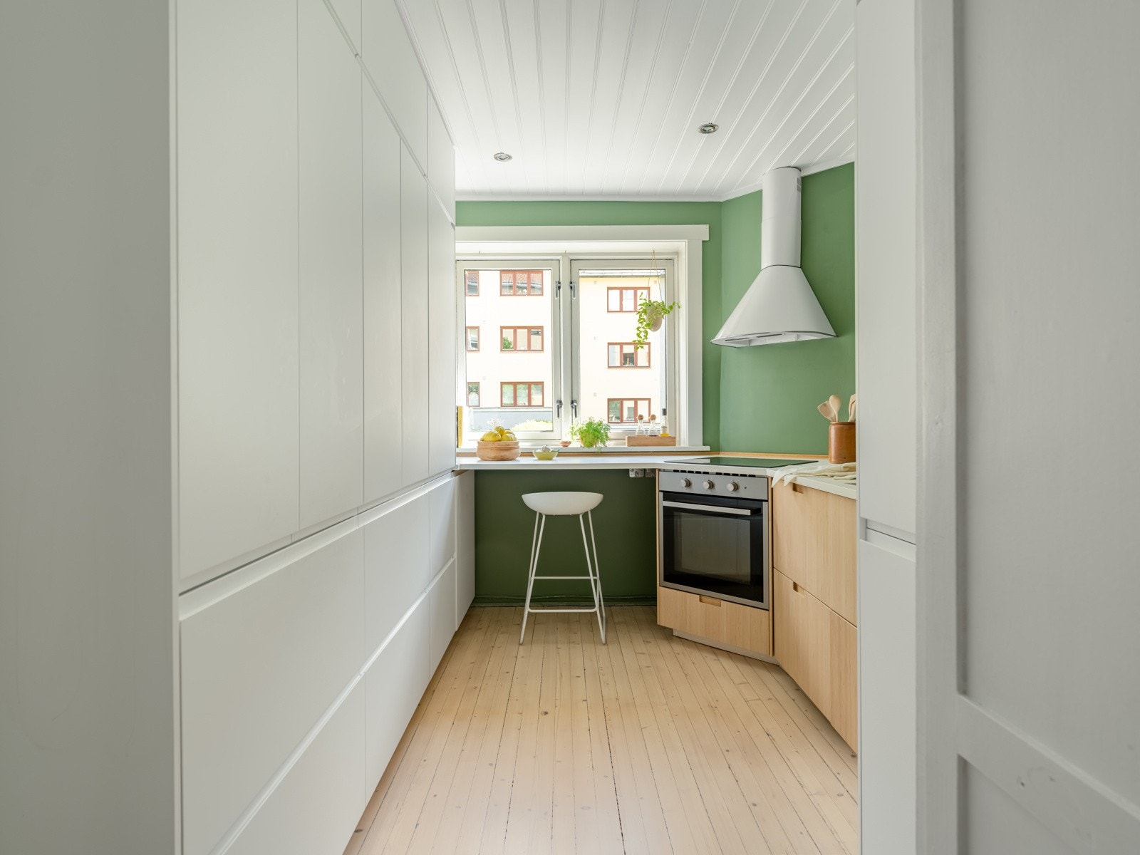 Kjøkkenet ble pusset opp i 2021, og har slett og tidløs innredning fra IKEA. Legg merke til at takhøyden er utnyttet her. Galleribilde