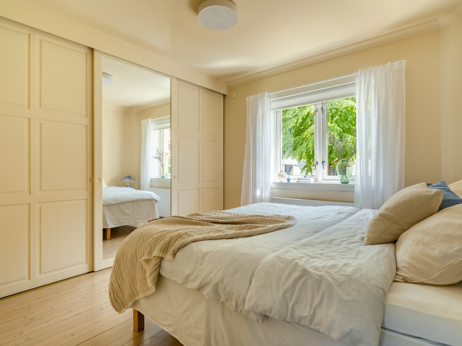 Pssst? Det er nytt hyllesystem med nettingskuffer og garderobestang inne i skyvedørsgarderoben. Galleribilde