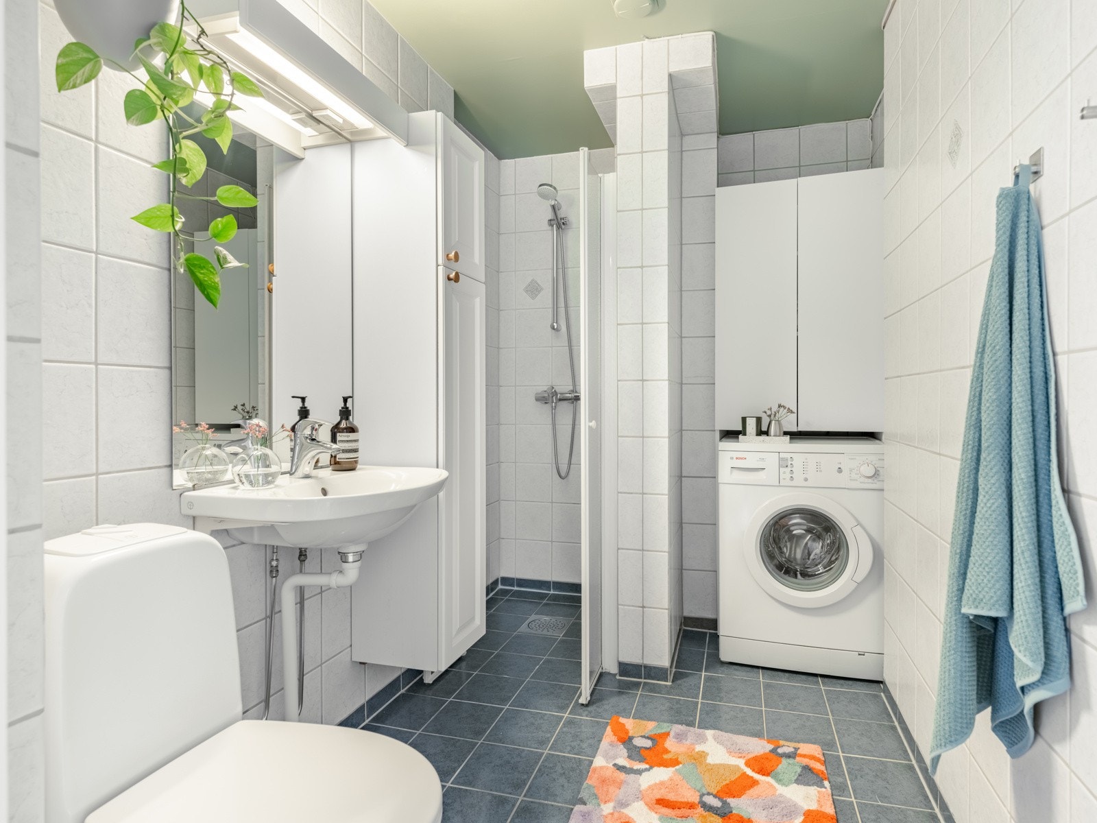 Baderommet er rehabilitert i 2000, i borettslagets regi. I den forbindelse ble også badet utvidet. To kott ble innlemmet, og gir deg nå plass til vaskesøyle og dusjnisje. Galleribilde