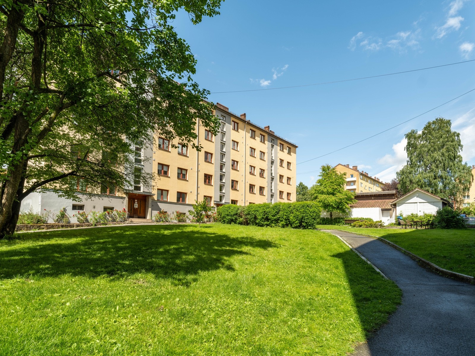 Gode muligheter for sykkelparkering i borettslagets sykkelskur. Det er også utendørs sykkelparkering. Selv benytter selger sykkelskuret (det hvite bygget i bakgrunnen) hver dag, og har i tillegg sykler i egen bod. Galleribilde