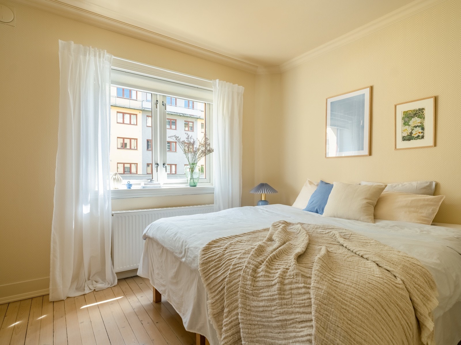 Tidenes deiligste farge å våkne opp til? Soverommet er av raus størrelse, med plass til 180-seng og nattbord på hver side. Galleribilde