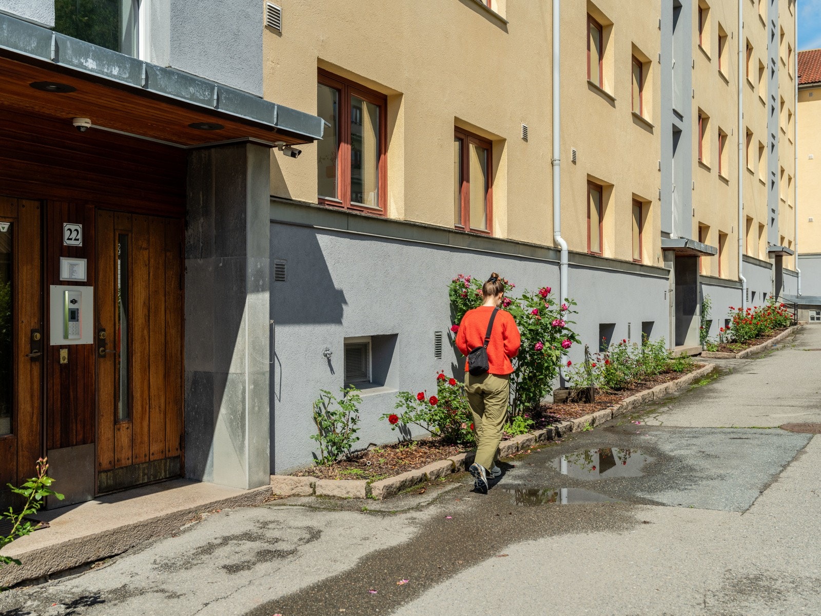 Å si at førsteetasjen er høy er én ting, noe annet er å vise det. Vi minner om at det er målt ca. 2,2 meter ned fra vinduet til bakkeplan. Merk at bedet også skapet en naturlig avstand til gangveien. Galleribilde