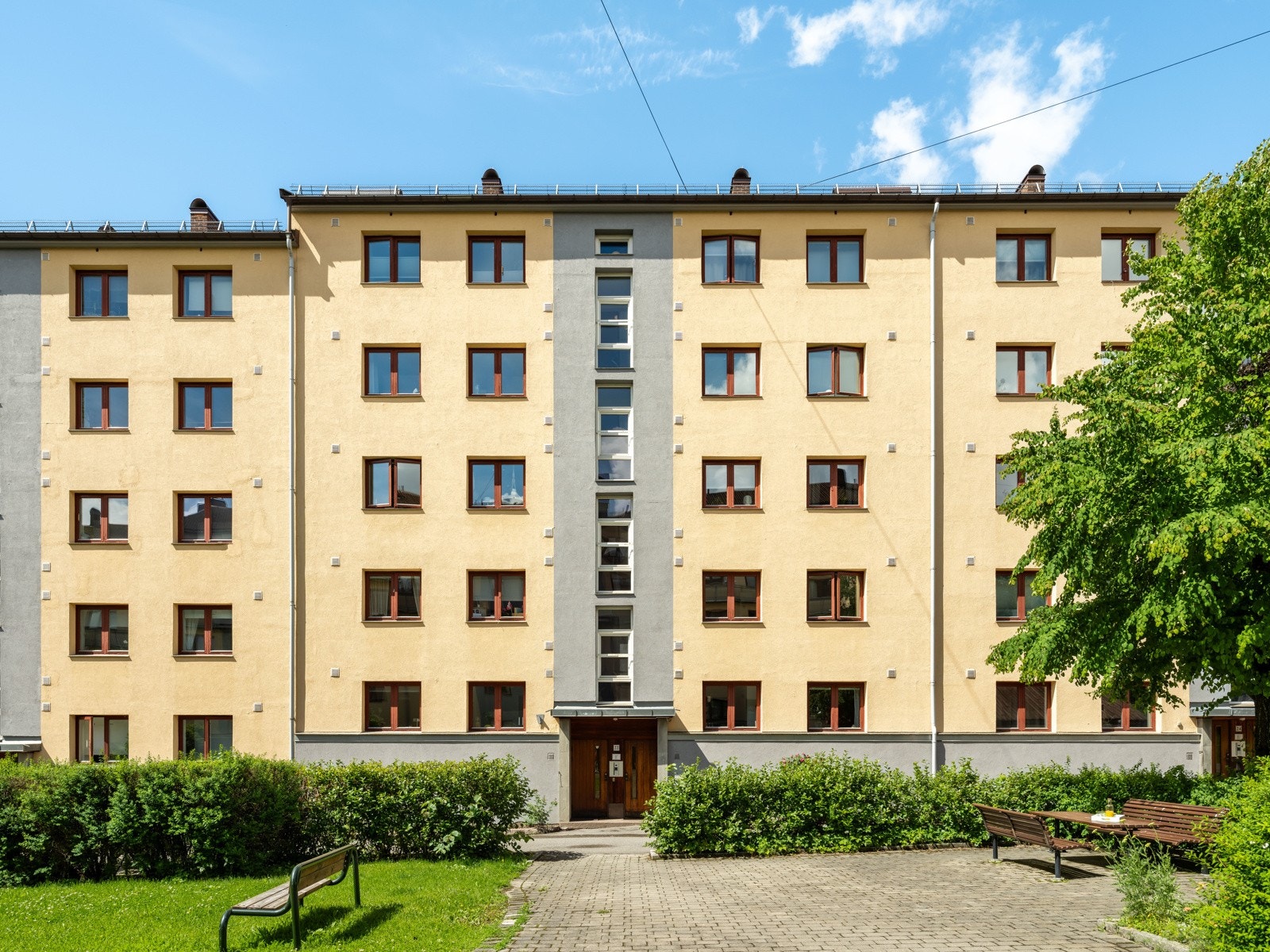 Det er flere parker i nærheten, og i tillegg har borettslaget en veldig fin bakgård som vi behandler som vår egen lille hage. Sitat selger Galleribilde