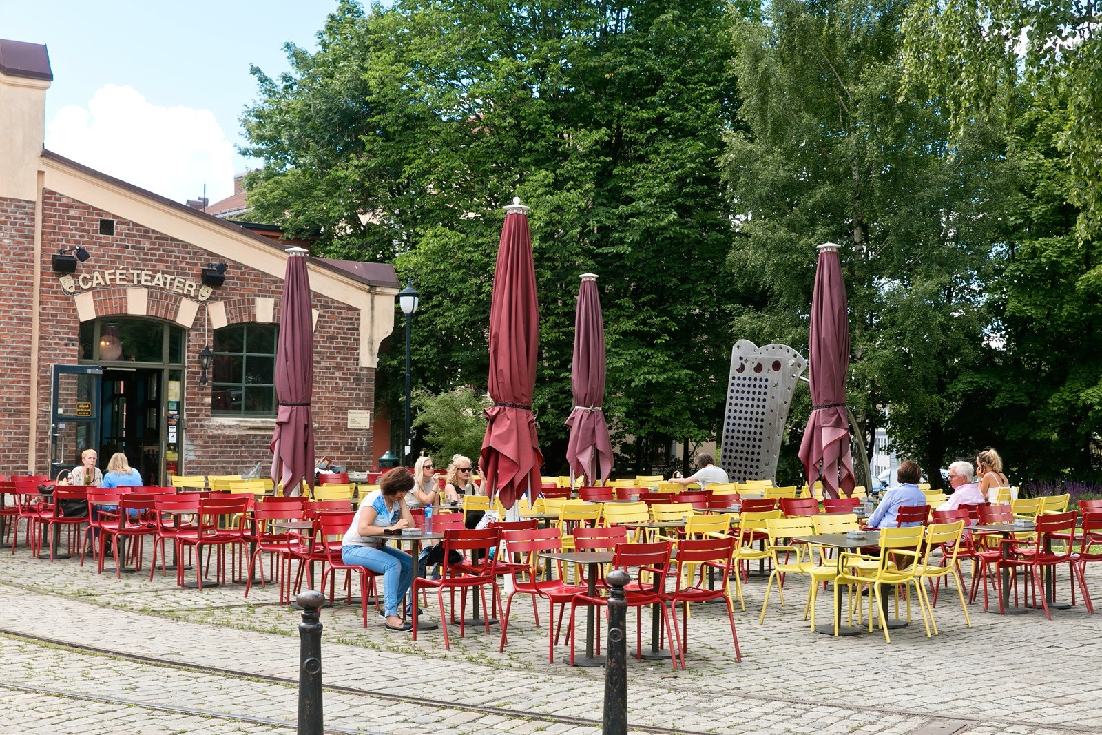 Trikkestallen er rett ved, hvor du kan nyte lunsj i sola. Galleribilde