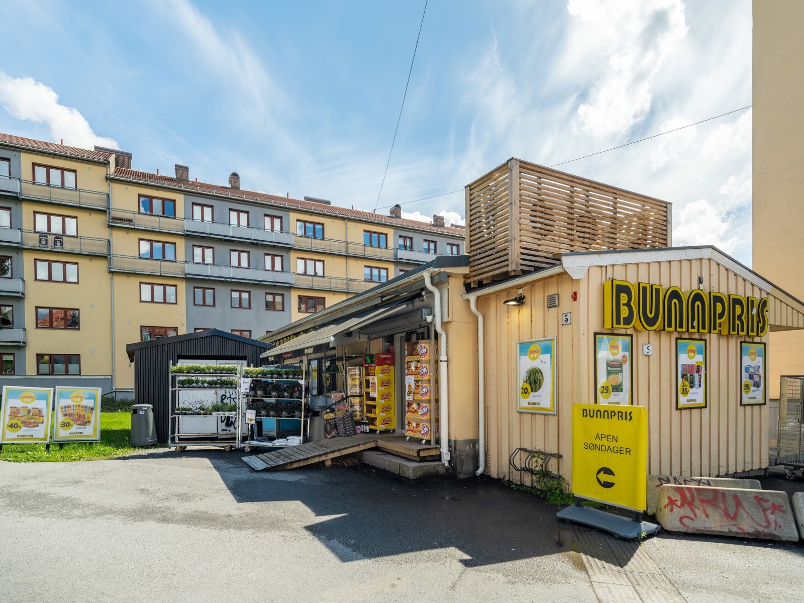 Bunnpris leier lokalene av borettslaget. Det er svært praktisk å ha en søndagsåpen butikk rett ved. Her kan man også hente pakke fra Posten. Galleribilde