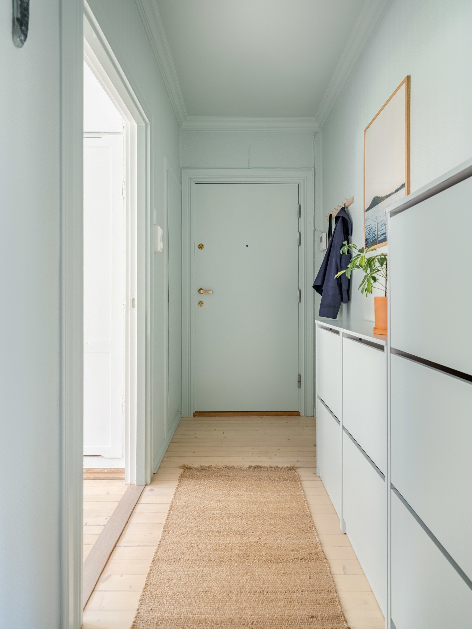 Se nærmere, og legg merke til et praktisk lite kott like til venstre for inngangsdøra. Her kan du gjemme bort jakker. Galleribilde