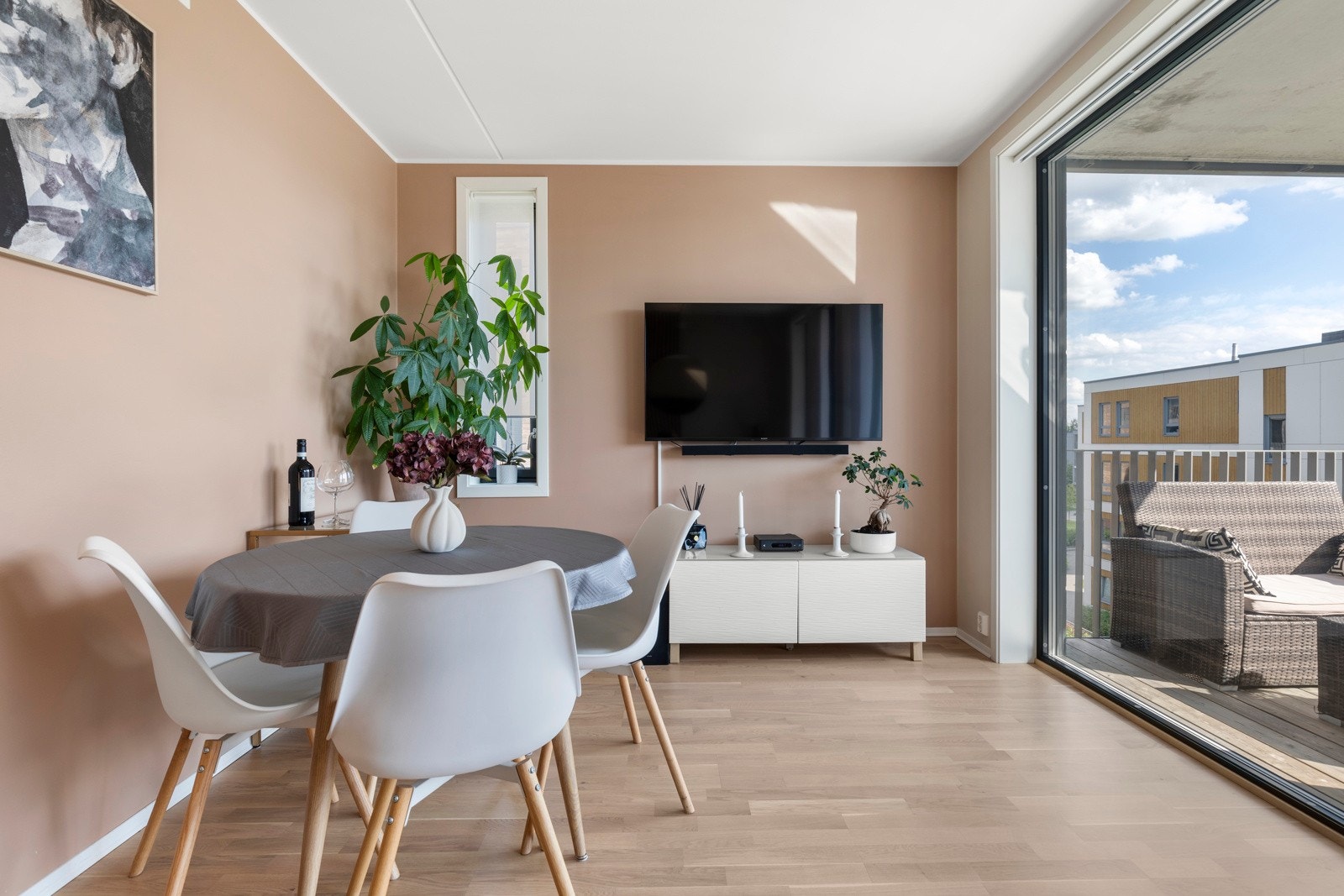 På varme sommerdager kan du åpne glassdøren, slik at stuen blir forlenget med en delvis overbygget balkong på ca. 11,5 m². Galleribilde