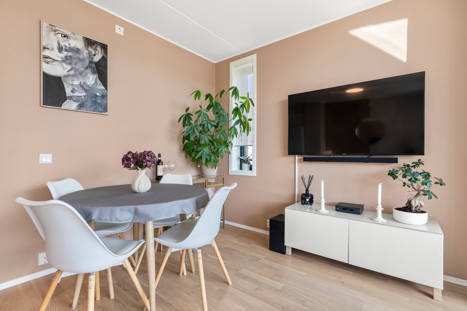 Stuen har god utforming med naturlig plass til en spisegruppe, sofa og TV- med tilhørende møblement. Galleribilde