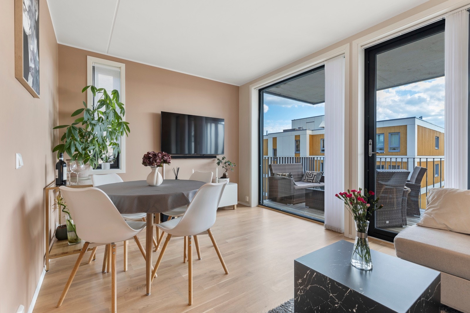 De store vindusflatene som slipper inn rikelig med naturlig lys og gir en luftig atmosfære. Galleribilde