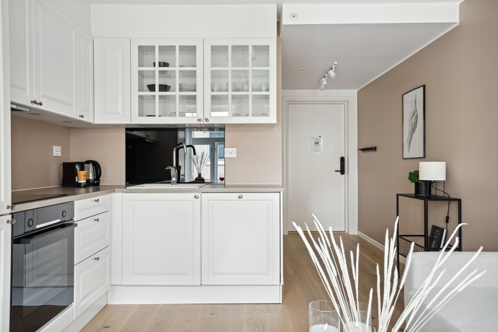 Tilstrekkelig med skap- og benkeplass på kjøkken. Galleribilde