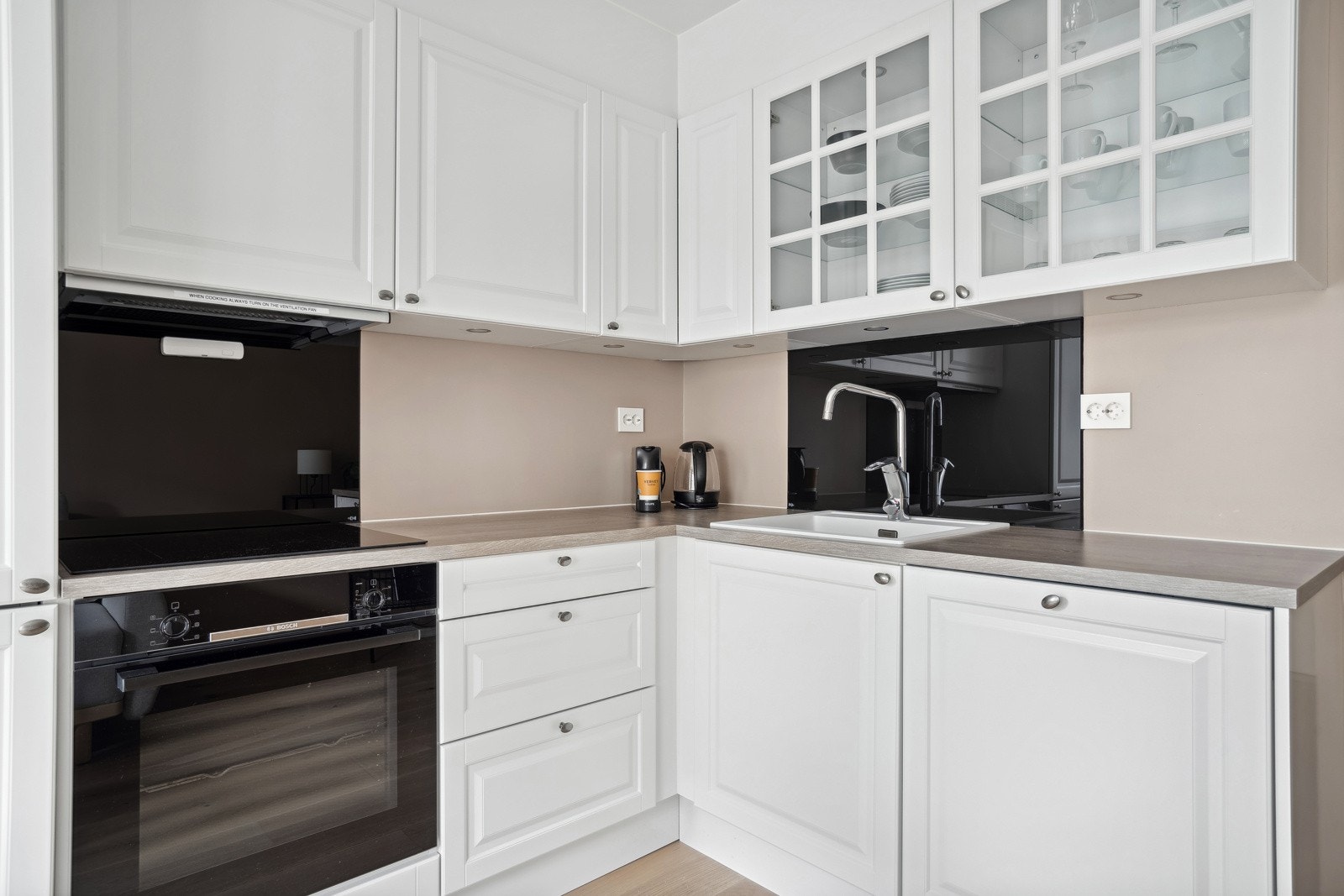 Alt du trenger av integrerte hvitevarer som stekeovn, platetopp, oppvaskmaskin og kjøl/fryseskap. Galleribilde