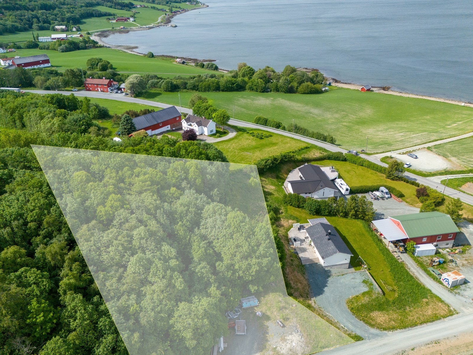 Tomt på ca. 4250 m², med nydelig beliggenhet på RYE, kun en kort bomfri kjøretur fra Trondheim sentrum. Galleribilde