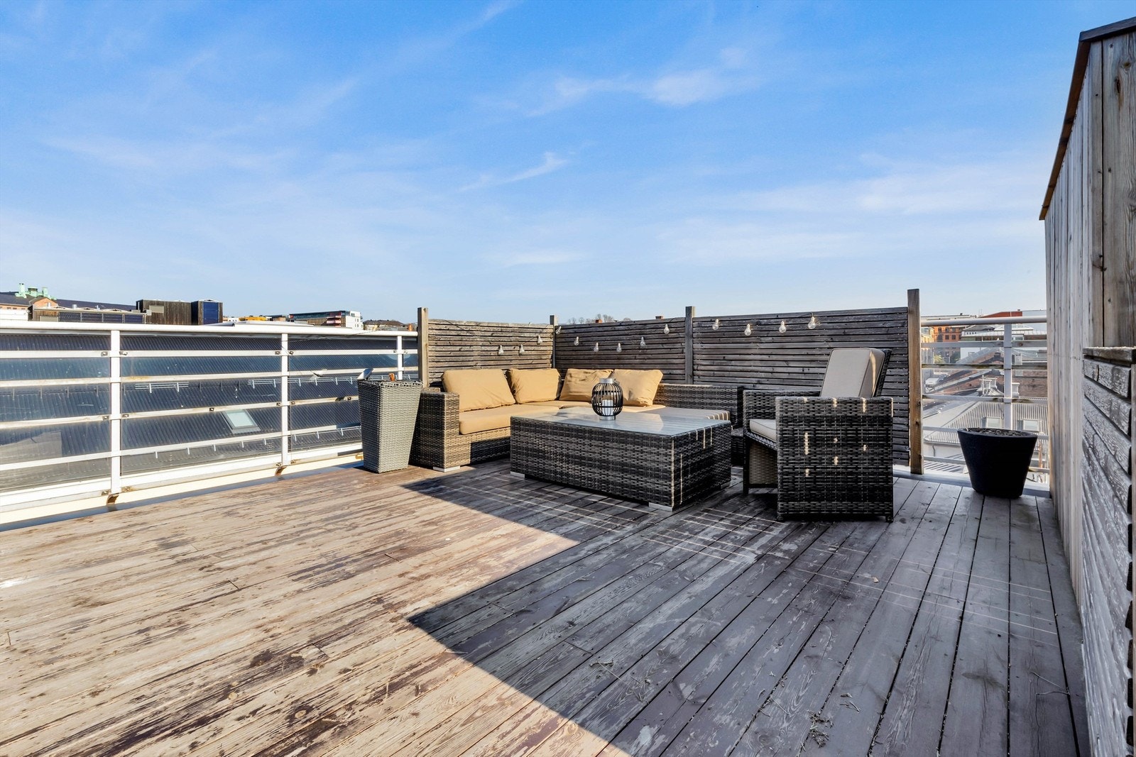 Borettslaget har en idyllisk takterrasse på over 100 kvm med solsenger, egne seksjoner og fantastisk panormautsikt med ypperlige solforhold. Galleribilde