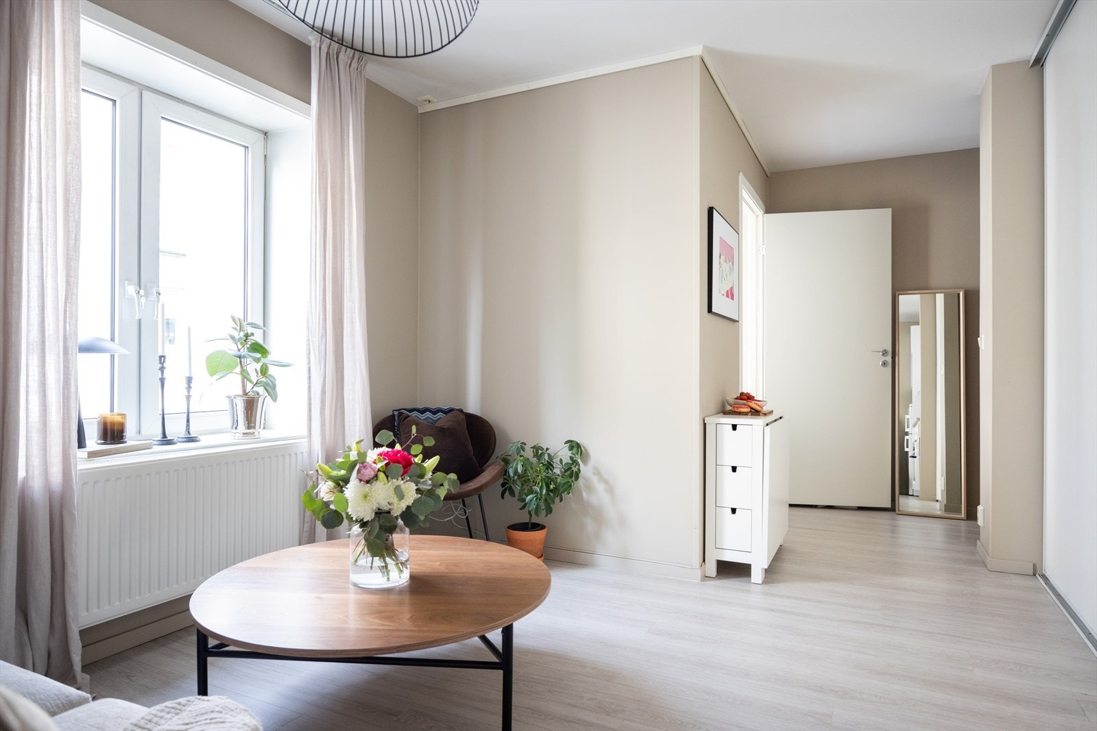 Det ble lagt nytt laminat på gulv i 2019, og overflatene ble malt i delikate og moderne fargetoner i 2022. Galleribilde