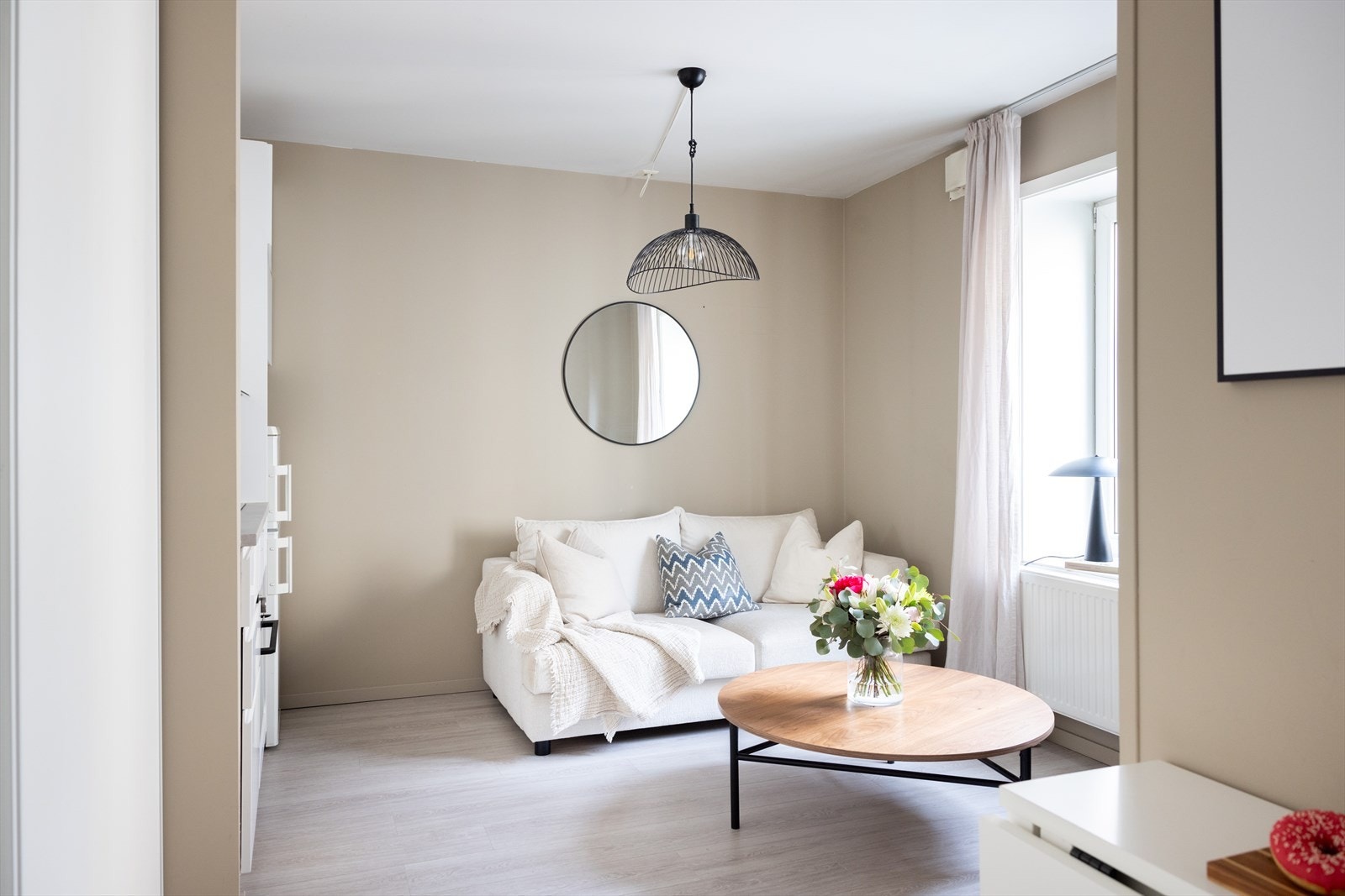 Planløsningen åpner opp for flere møbleringsmuligheter med god plass til sofagruppe, TV-møbler og spisebord med tilhørende stoler. Galleribilde