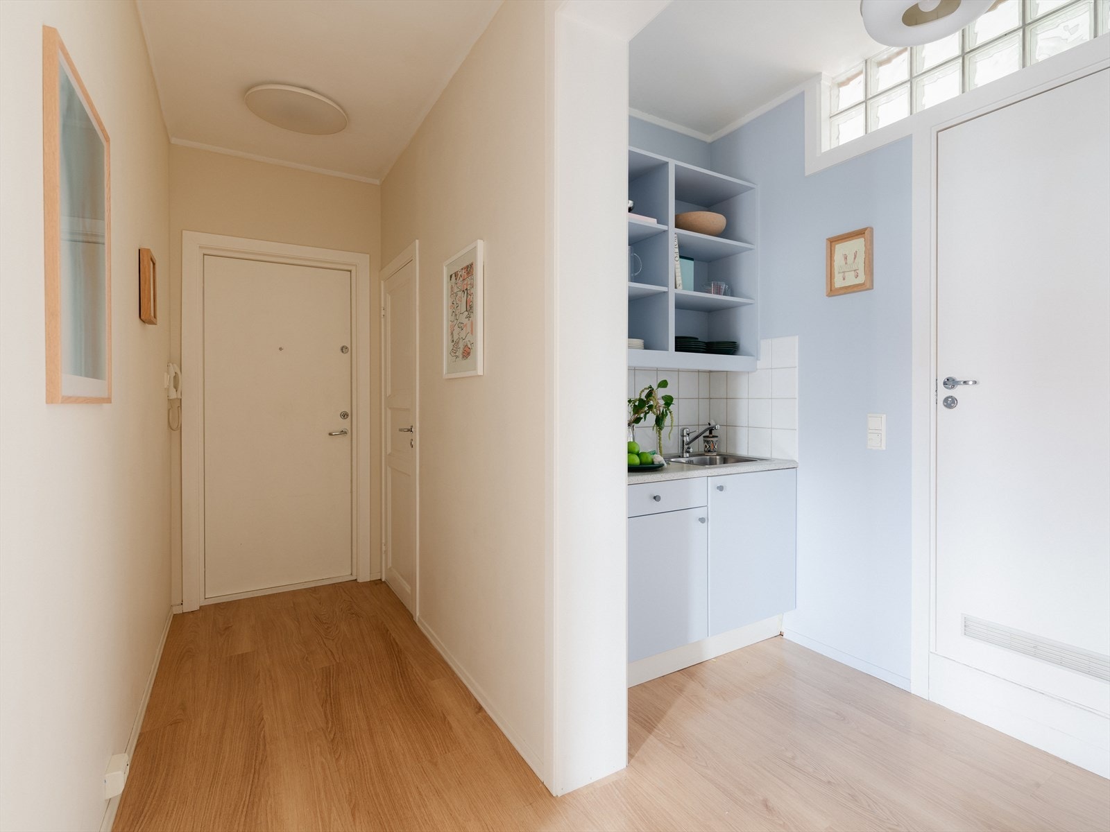 Kjøkkenet ligger sentralt plassert midt i boligen. Innredningen er godt utnyttet, og har akkurat den plassen du behøver for å kokkelere deilige retter. Det er opplegg for hybeloppvaskmaskin inne i kjøkkenbenken! Galleribilde
