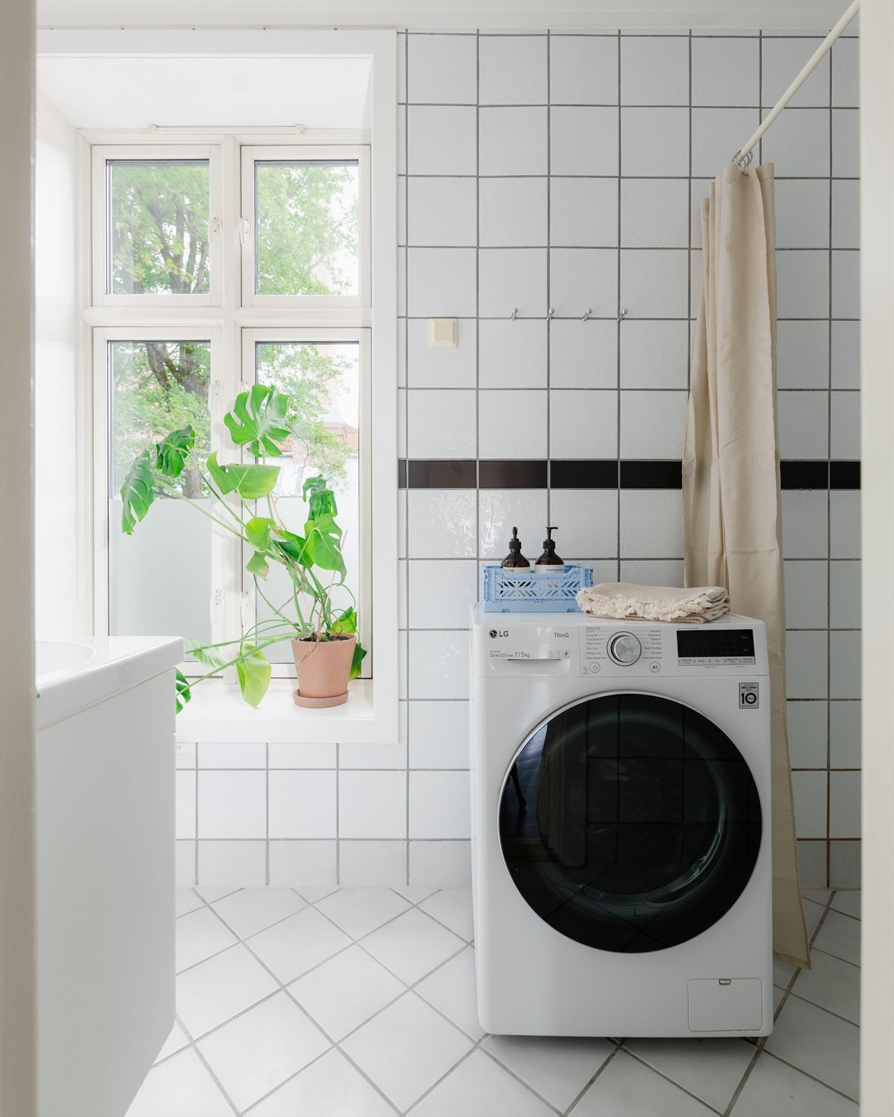 Det store vinduet sørger for rikelig med naturlig lys. Det er også opplegg for vaskemaskin her. Om du ønsker større plass kan maskinen fjernes, og fellesvaskeriet i kjelleren benyttes. Galleribilde