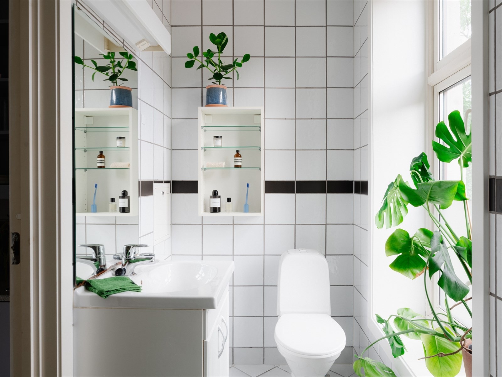 Det flislagte badet er lyst, tidløst og trivelig. Her har du varmekabler i gulvet som sørger for å holde føttene varme. Galleribilde
