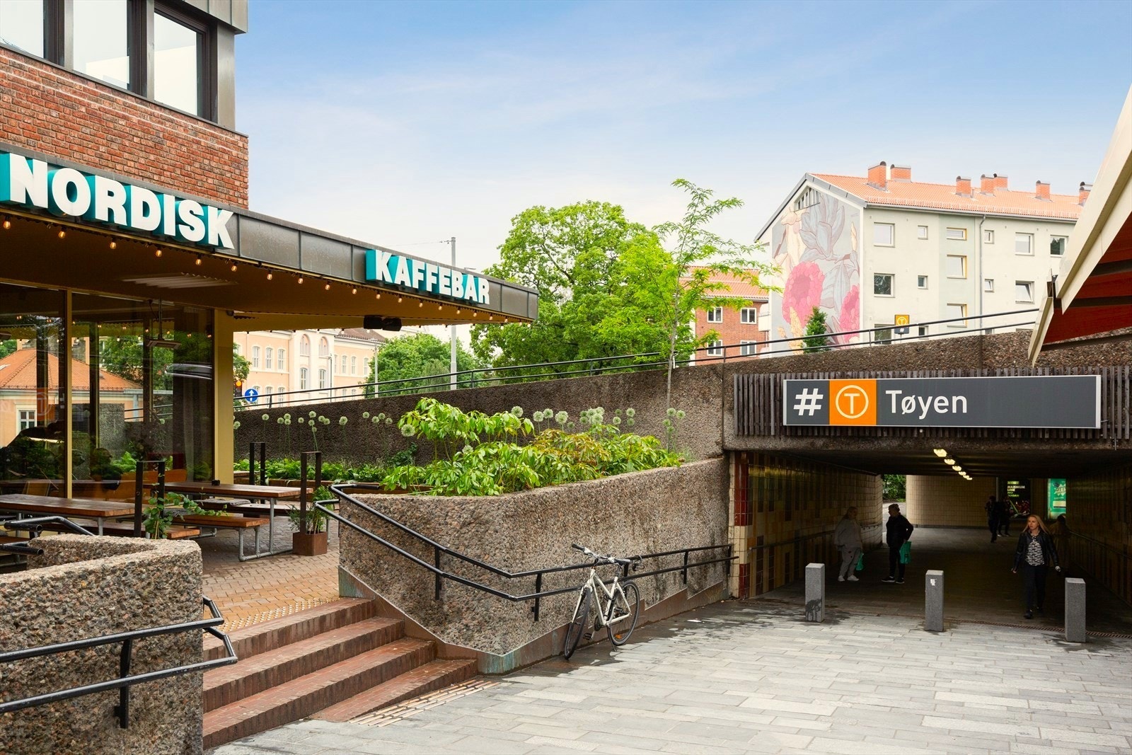 Tøyen T-bane med alle linjer ligger en rusletur fra leiligheten. Galleribilde