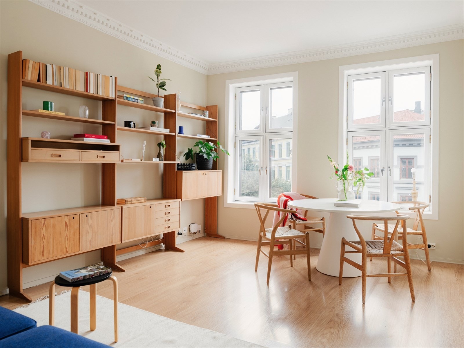 Velkommen til en vakker, lys og luftig 1-roms på populære Tøyen! Dette er en lys og herlig leilighet med god atmosfære i tillegg til en attraktiv beliggenhet. Galleribilde