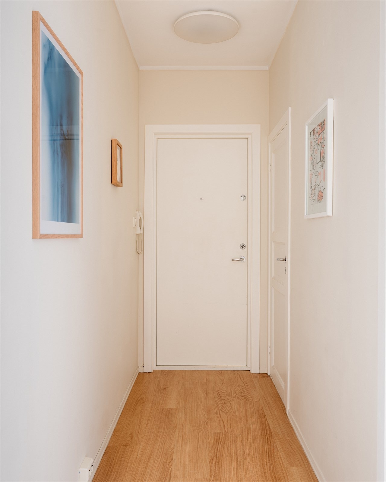 Velkommen inn! Første møte med leiligheten er en hyggelig entrè. Her er det plass til oppheng av ytetrtøy, skoskap etc. I tillegg er det adkomst til en praktisk innvendig bod. Boligen disponerer også bod i kjeller. Galleribilde