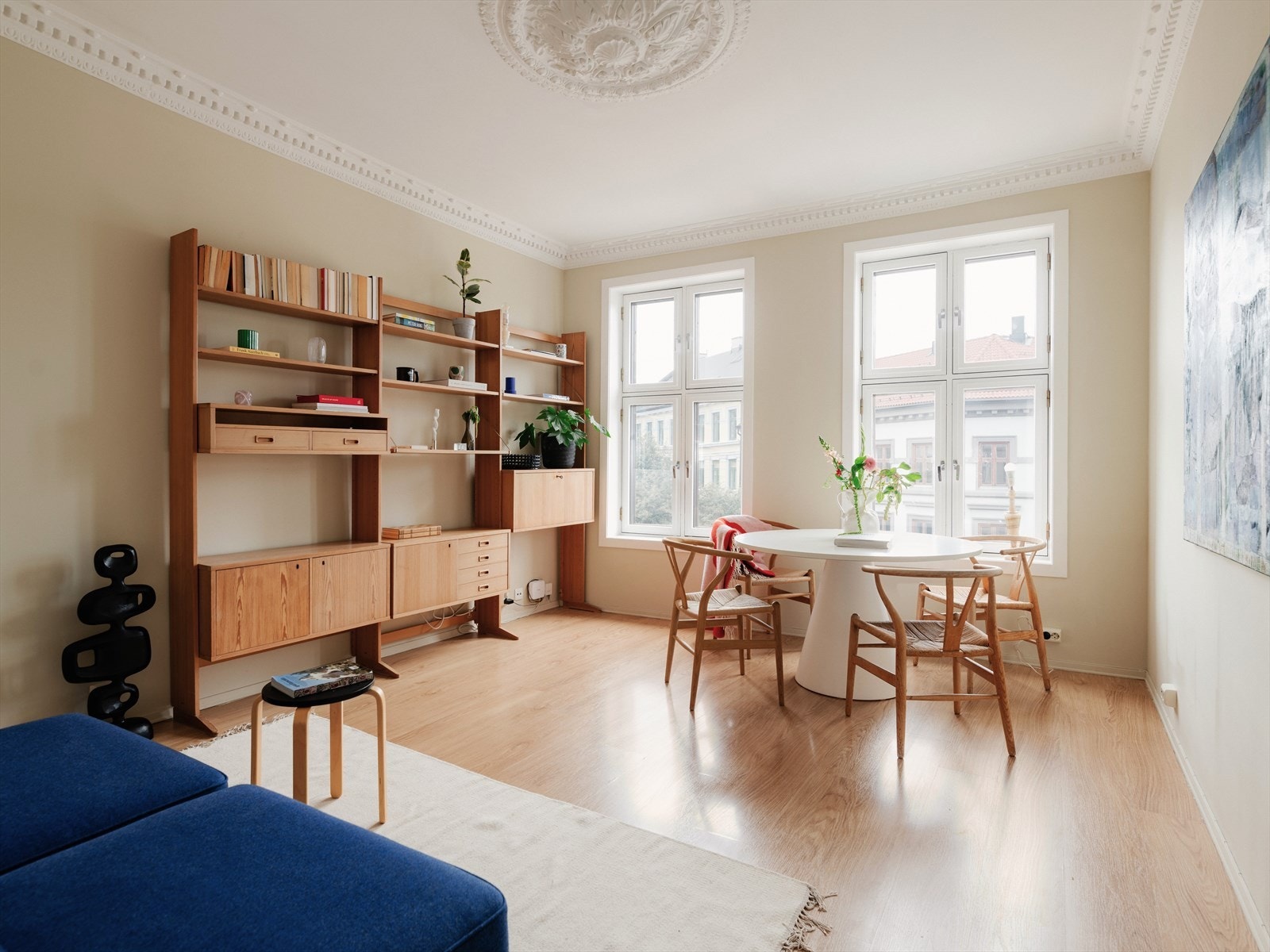 Det er plass til møblering i ulike soner med sovesofa eller annen sengeløsning i tillegg til spisebord, TV og øvrig møblement. Galleribilde