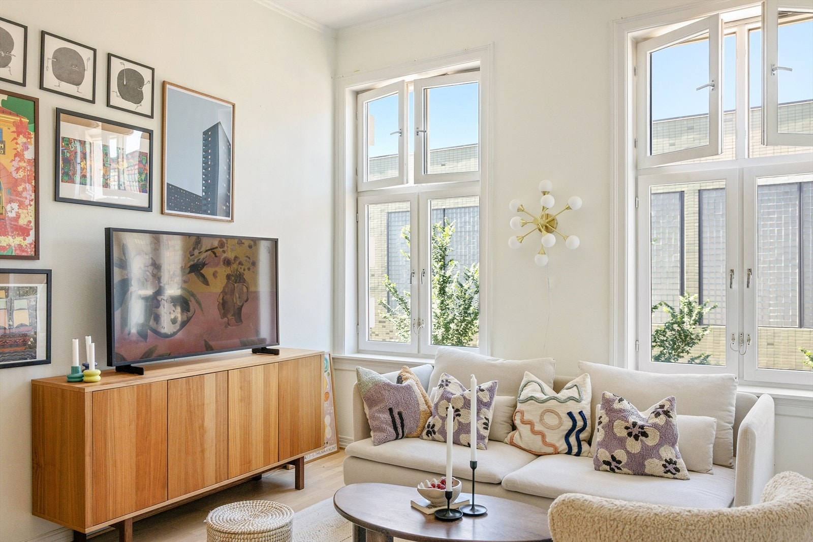 I stuen er det god plass til sofagruppe med tilhørende sofabord og tv-møblement Galleribilde