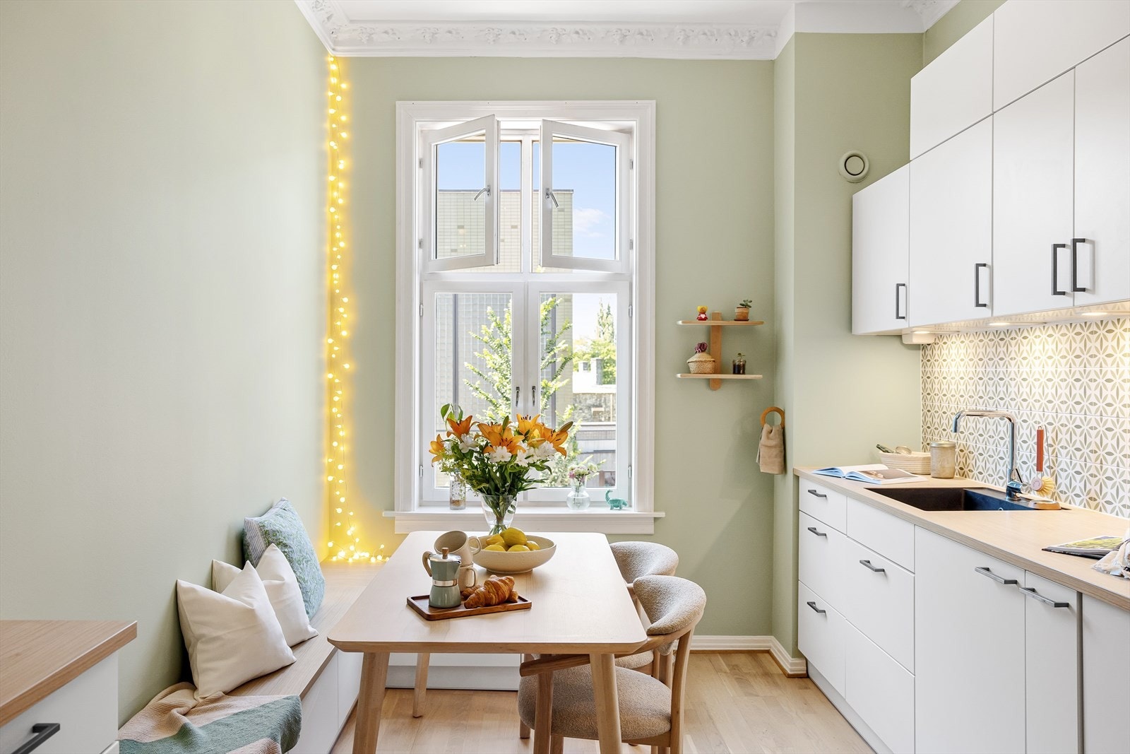 Kjøkkenet ble smakfullt pusset opp i 2019 med nymalte veggoverflater i 2024 Galleribilde