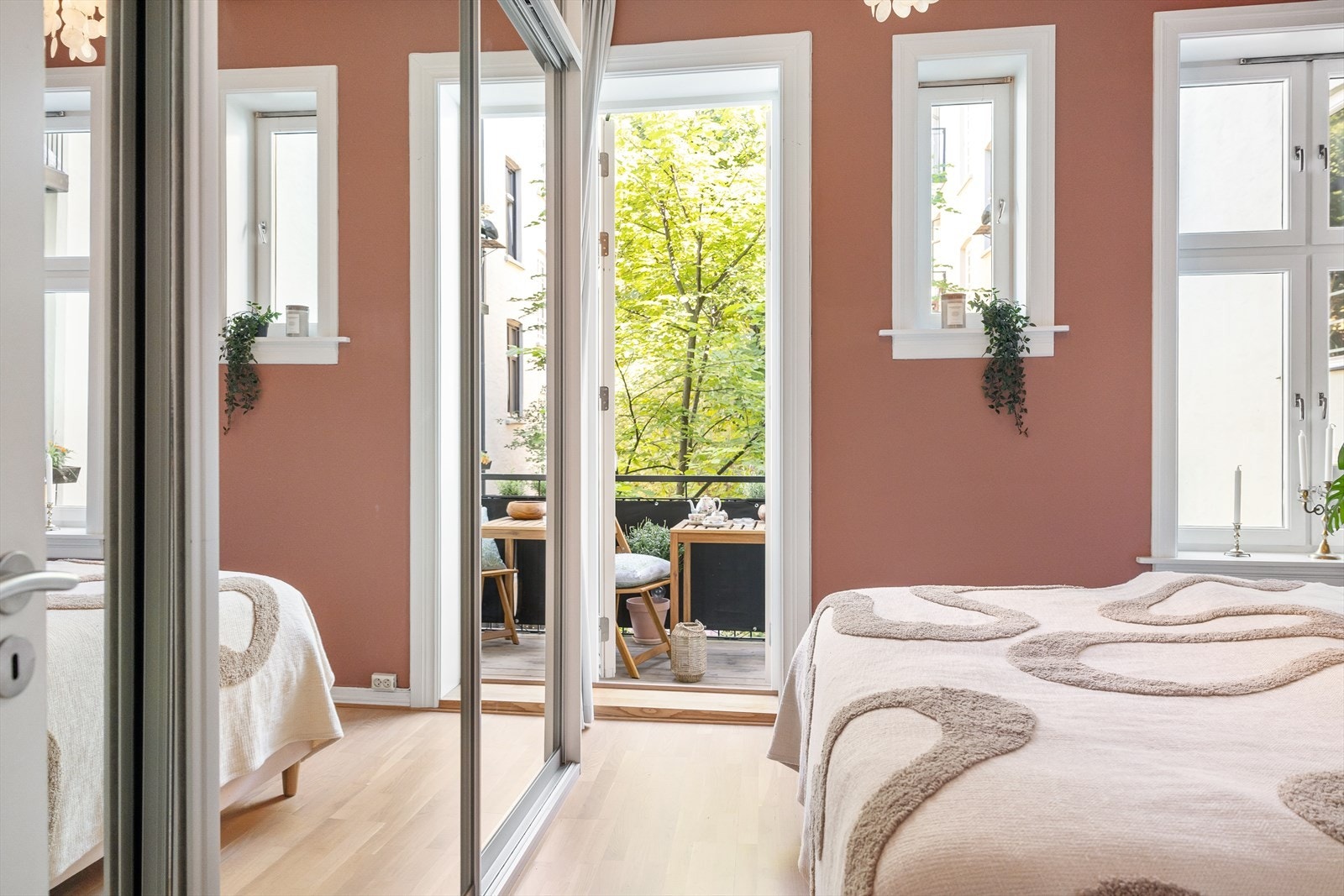 Her er det god plass til dobbeltseng, nattbord på hver side og skyvedørsgarderobe Galleribilde