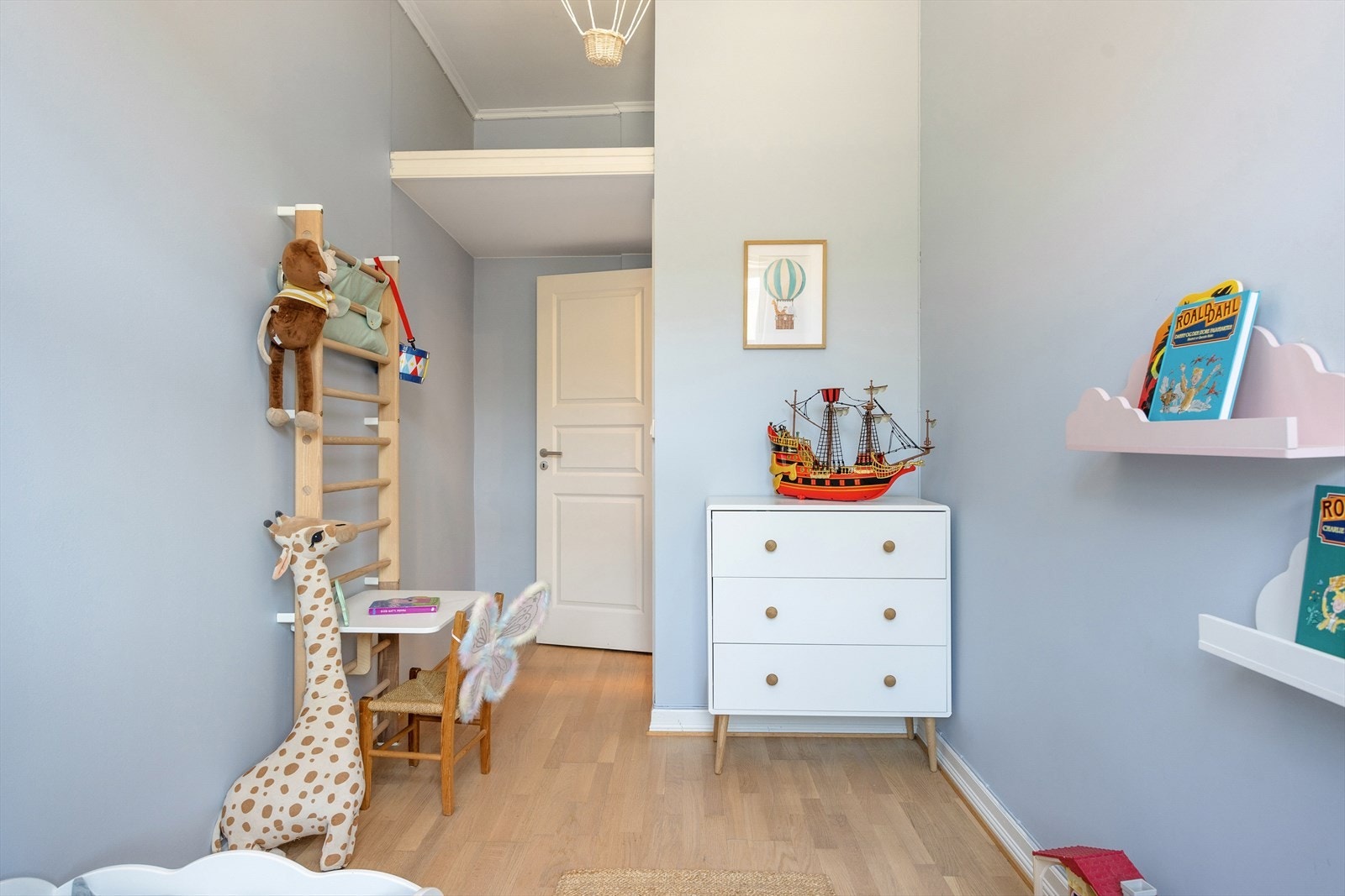 Den generøse takhøyden er utnyttet til det maksimale med hems for eksempelvis oppbevaring Galleribilde