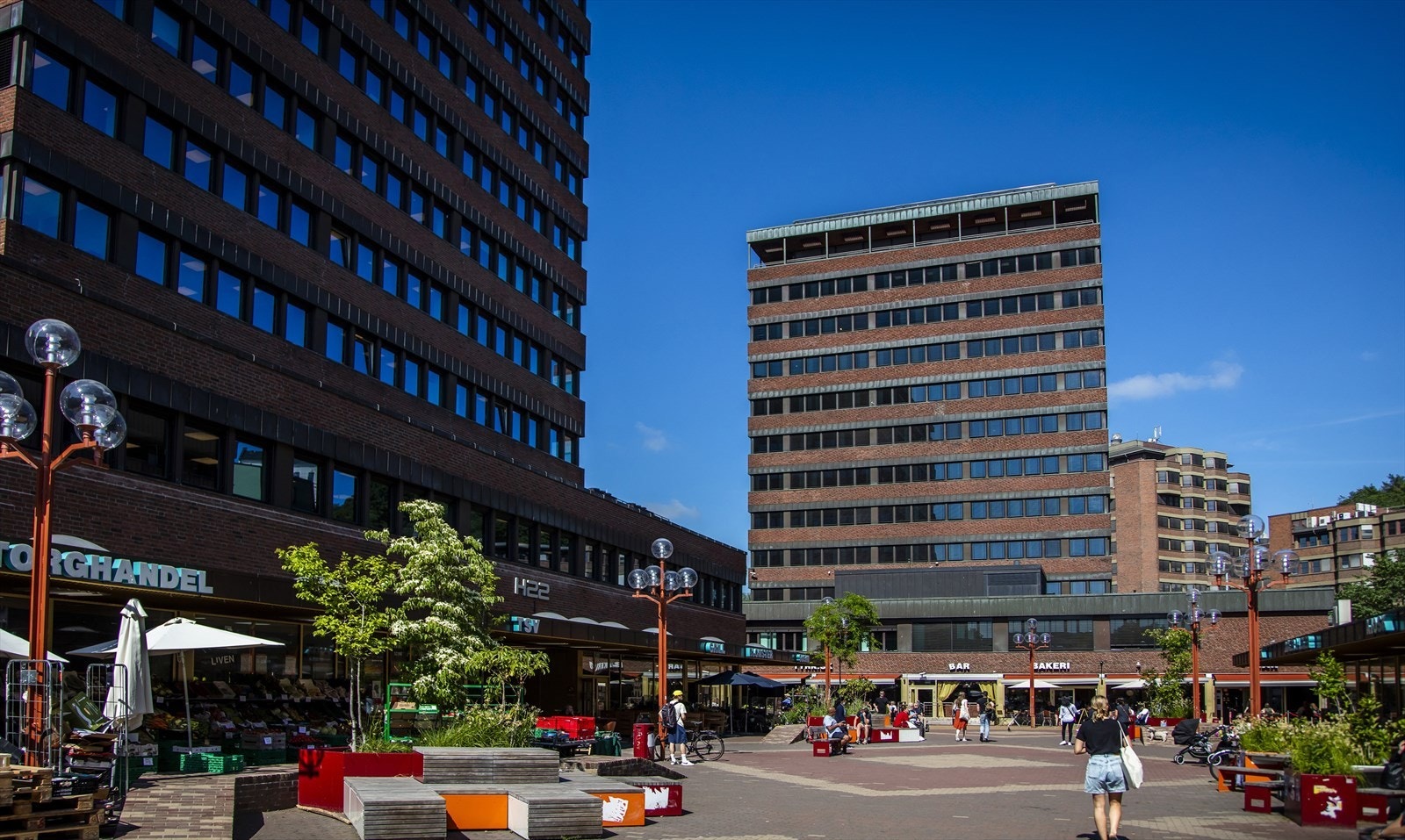 Områdebilde - Tøyen torg med hyggelige kaféer og spisesteder, flere butikker og t-bane Galleribilde