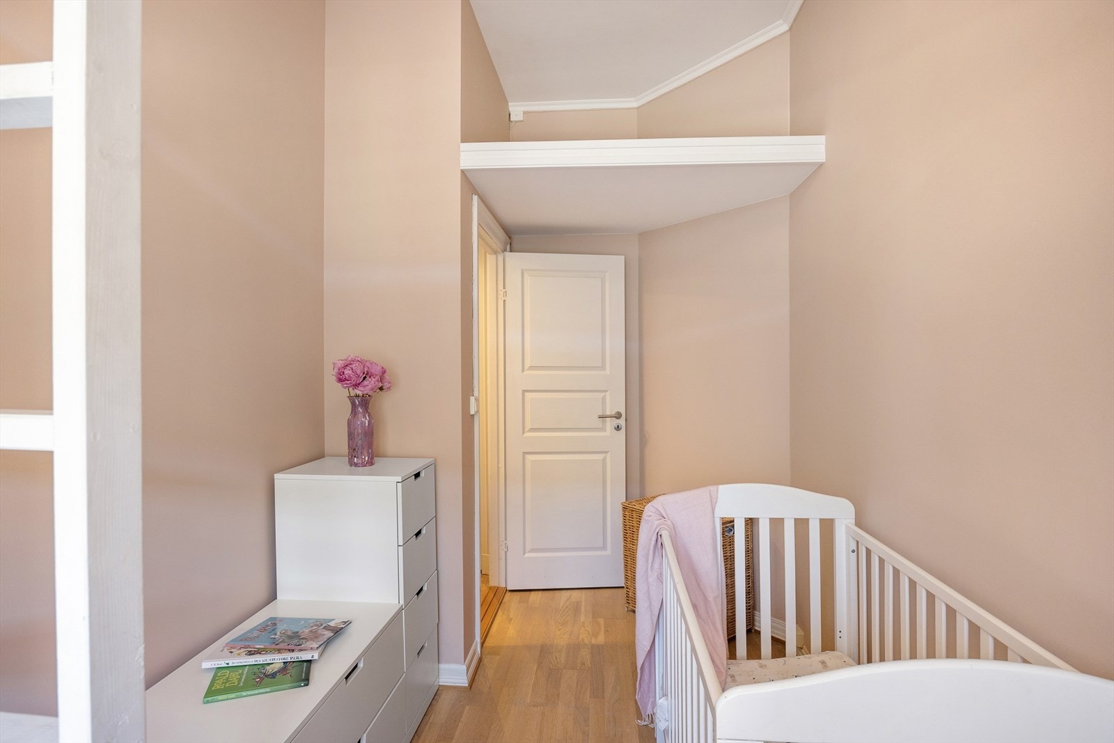 Her er det plass til seng, skrivepult og skap/kommode Galleribilde