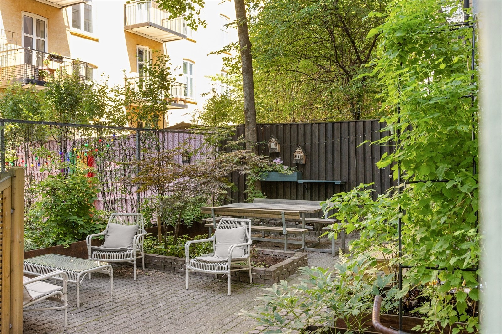 Borettslaget har en lukket, og pent opparbeidet bakgård med brostein og beplantning Galleribilde