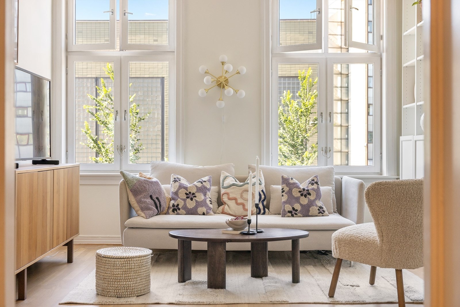 Stuen er romslig med rikelig lysinnslipp Galleribilde