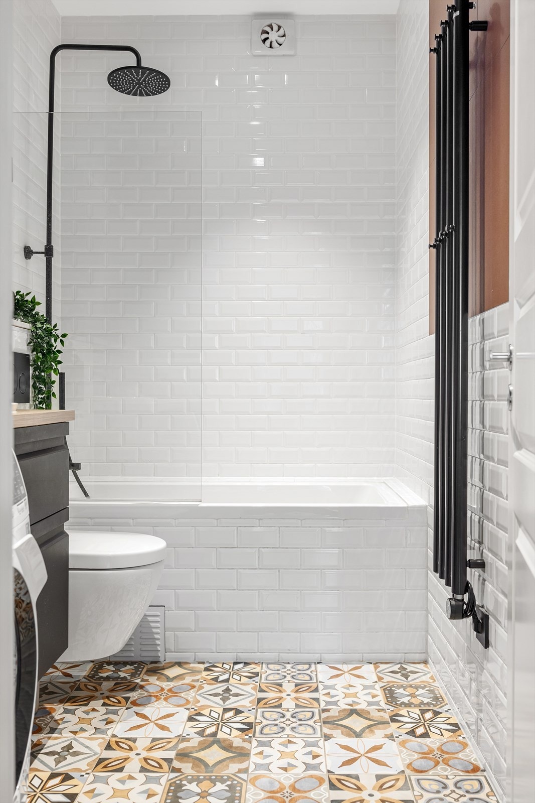 Det er flislagt gulv med elektrisk gulvvarme og en kombinasjon av fliser og malte vegger Galleribilde