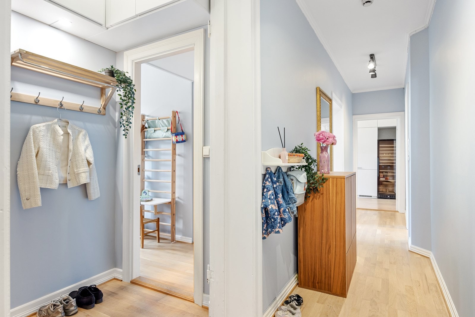 Gangen har en sentral plassering og sikrer god flyt mellom alle rommene i leiligheten Galleribilde