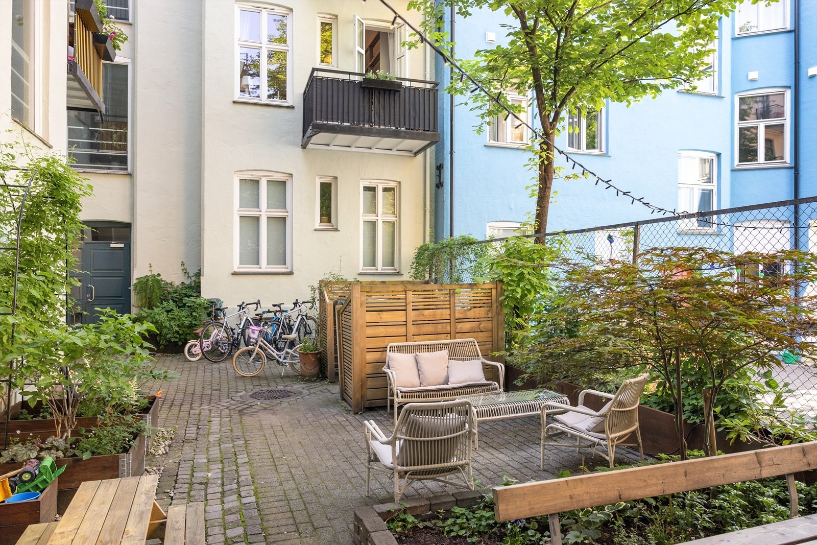 Her er det flere sittegrupper og sykkelparkering Galleribilde