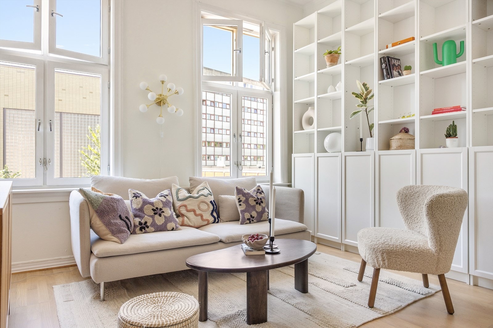 Takhøyden er oppmålt til hele 3,09m, og de store vindusflatene slipper inn godt med naturlig lys. Dette gir en åpen og luftig romfølelse Galleribilde