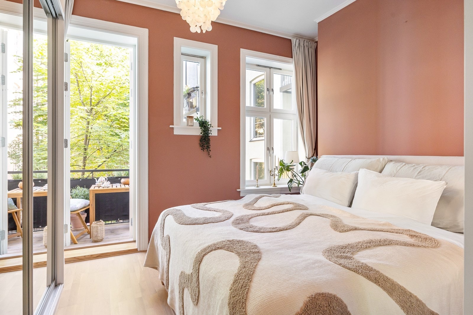 Leiligheten har et stort, innbydende hovedsoverom med utgang til balkong Galleribilde