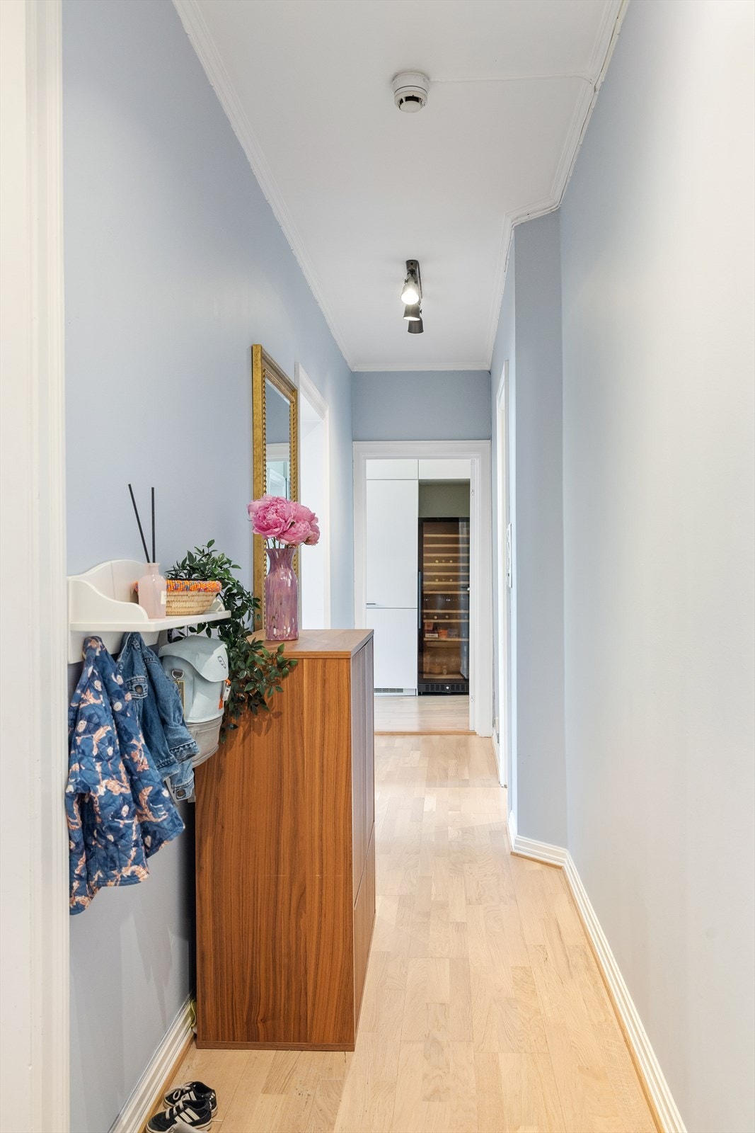 Her får du et umiddelbart godt og gjennomført førsteinntrykk. Leiligheten må oppleves, og her kan du flytte rett inn Galleribilde