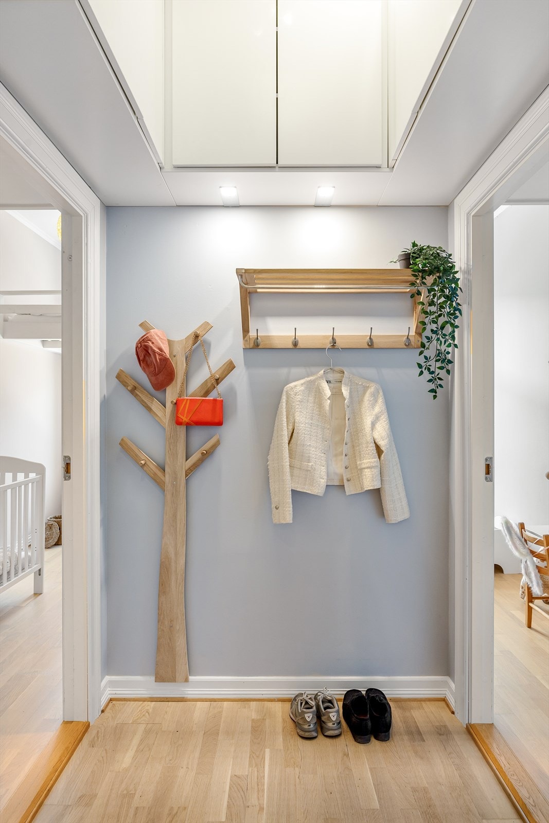 I gangen er det god plass til knagger og skohylle for oppbevaring av yttertøy Galleribilde