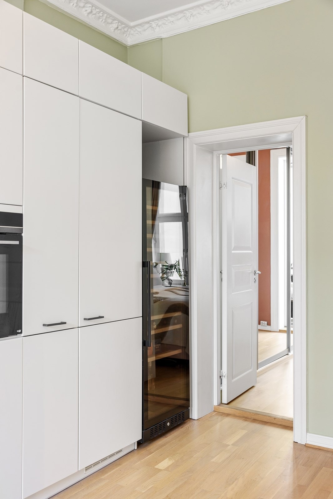 Hvitevarene er integrerte kjøl/frys, oppvaskmaskin, ovn og platetopp Galleribilde