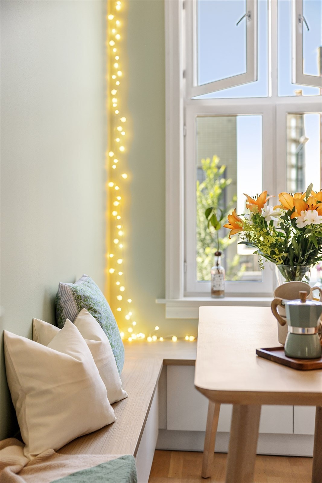 Ved vinduet er det naturlig plass til spisebord med en praktisk, plassbygd sittebenk. Benken har i tillegg skuffer som sikrer ekstra lagringsplass Galleribilde