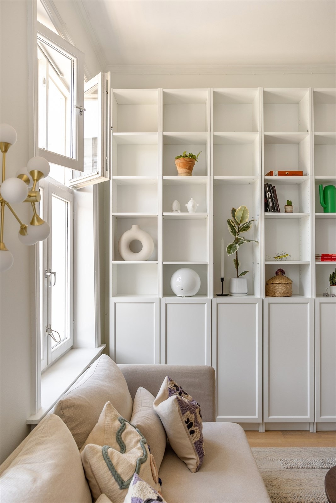 De dype, tidstypiske vinduspostene passer perfekt for planter og dekor Galleribilde