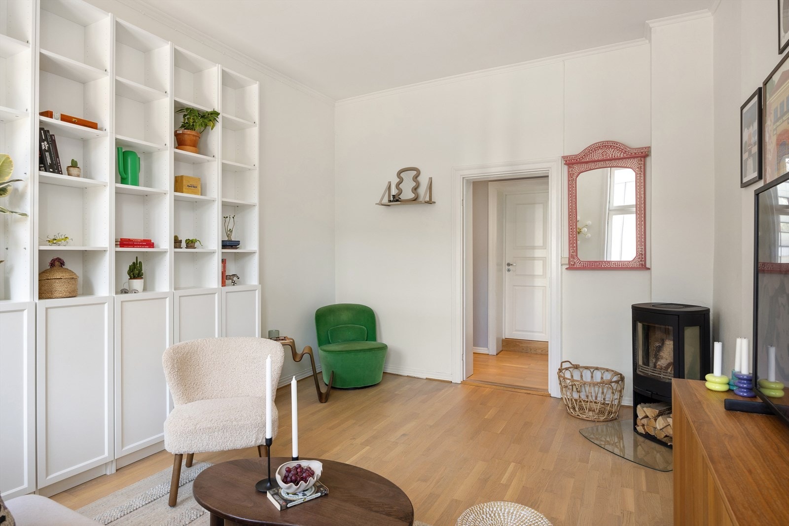 Planløsningen i stuen oppleves naturlig, som gjør innredningsjobben enkel Galleribilde